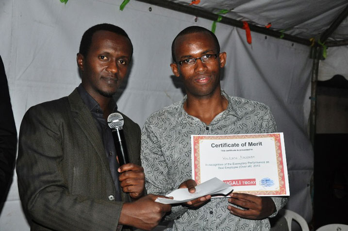 Kwizera Richard ashyikirizwa igihembo n'umuyobozi wa Kigali Today Ltd.