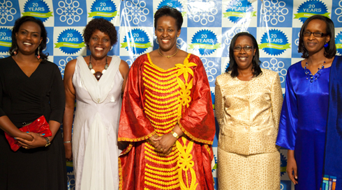 Abari ku ifoto uva ibumoso ugana iburyo ni visi perezida wa 2 wa Profemmes, umuyobozi mukuru wa Profemmes, Umufasha wa perezida wa repubulika, visi perezida wa 1 wa Profemmes n'umunyamabanga nshingwabikorwa wa Profemmes.