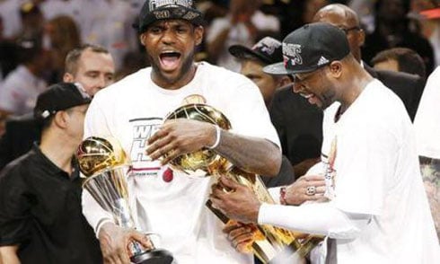 LeBron James wabaye MVP yishimira ibikombe ari kumwe na mugenzi we Dwyane Wade.