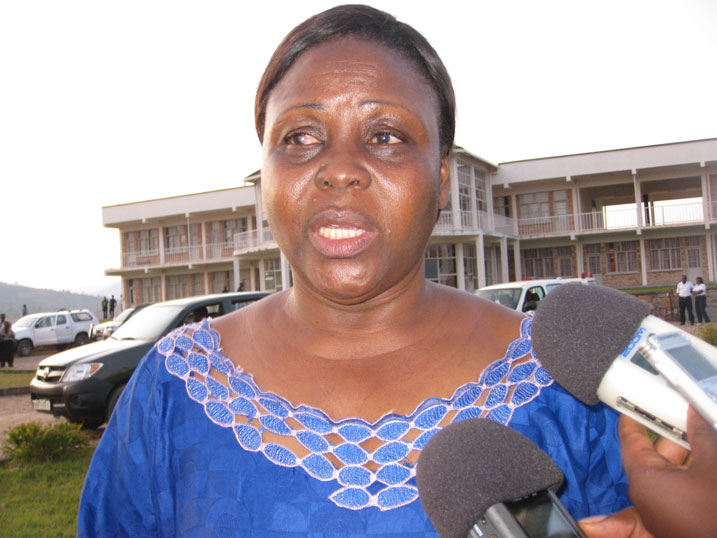 Léa Koyassoum-Doumta aganira n'itangazamakuru nyuma yo gusura urwibutso rwa Jenoside rwa Murambi.