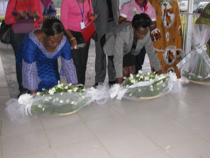 Léa Koyassoum-Doumta na Nyirarukundo Ignacienne uyobora FFRP bashyira indabo ku mva ziruhukiyemo imibiri y'abazize jenoside ku rwibutso rwa Murambi.