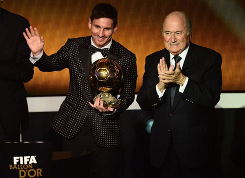 Lionel Messi niwe watwaye umupira wa zahabu muri 2012, akaba ari no ku rutonde rw'abahatanira iya 2013.