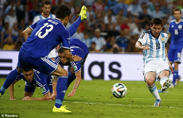 Lionel Messi niwe wahesheje intsinzi ikipe ye ubwo yatsindaga igitego cya kabiri, amaze gucenga ba myugariro ba Bosnie.