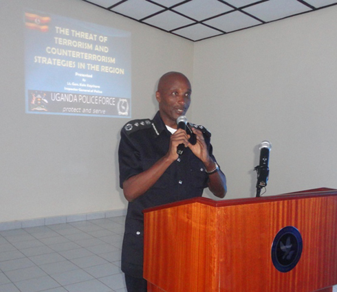Lit Gen Kayihura atanga ikiganiro.