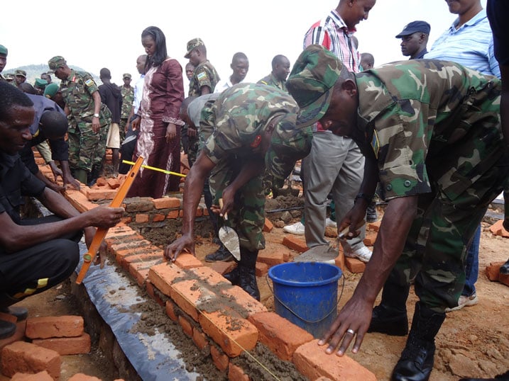 Lt Gen Fred Ibingira na Major Gen. Mubarak Muganga na bo bubatse kuri iyo Poste de Sante.