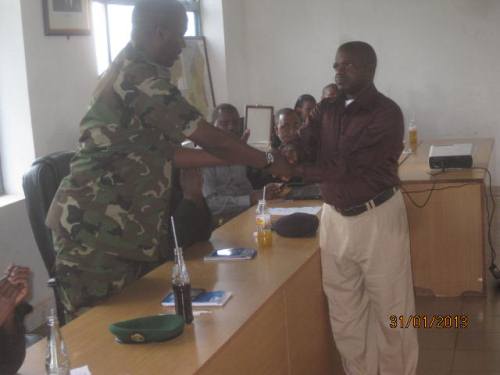 Lt Col Fabian Musafiri atanga impano ku bajyanama b'akarere ka Kirehe ngo bazahorere babibuka ko bageze muri aka Karere.