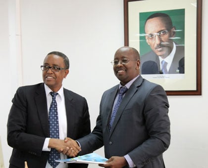 Minisitiri Lwakabamba ahererekanya ububasha na Minisitiri Musoni wamusimbuye ku mwanya wa minisitiri w