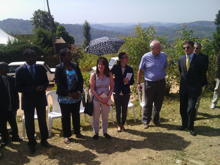 Lynne Featherstone (batwikiriye umutaka), Mike Hammond uhagarariye DFID mu Rwanda na Will Gelling uhagarariye Ubwongereza mu Rwanda basura itsinda ryo kuzigama no kugurizanya.