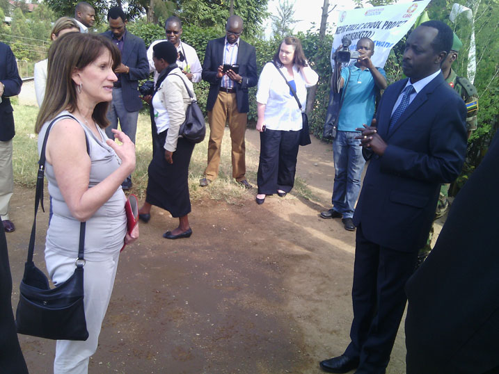 Lynne Featherstone aganira na Guverineri Munyantwali Alphonse muri GS St Nicolas Cyanika.