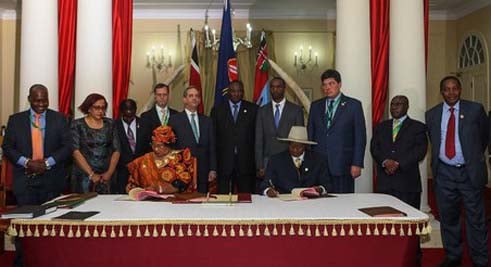 Ba perezida Joyce Banda wa Malawi uyobora SADC na Yoweli Kaguta Museveni uyobora ICGLR basinya mu mwanya w
