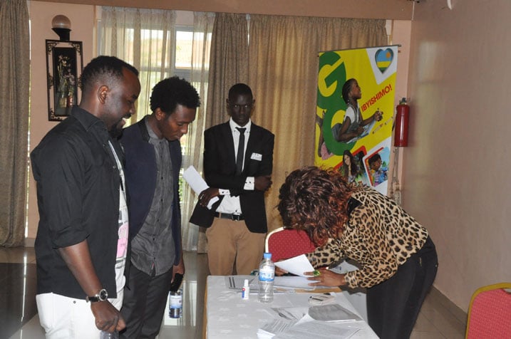 Aha umushyushyarugamba Tino n'umunyarwenya Arthur bahabwaga itike ibinjiza mu cyiciro cya kabiri/Foto:Daniel Sabiiti
