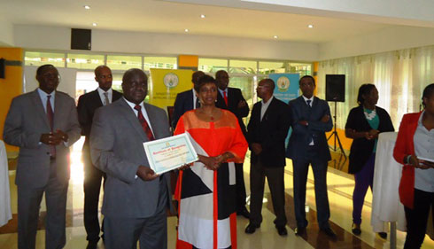 Abayobozi bakuru b'u Rwanda hamwe n'ab'ibigo byahembwe (iruhande rwa Ministiri muri MINEDUC na MINEAC hari umwana wanditse umwandiko kuri EAC.