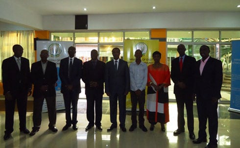 Abagize itsinda ry'u Rwanda ryateguye amasezerano y'ifaranga rimwe muri EAC, bahawe ibyemezo by'ishimwe.