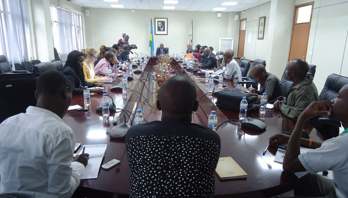 MINECOFIN n'abanyamakuru baganiriye ku ngengo y'imari y'umwaka wa 2014-2015.