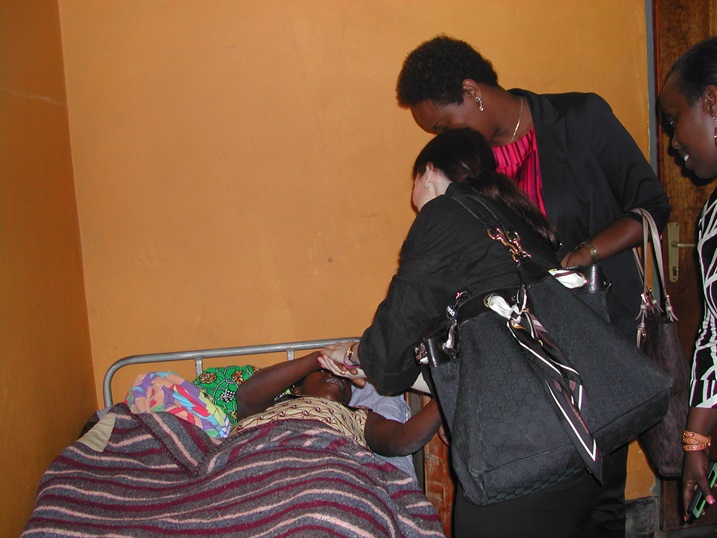 Madam Taylor yanasuye abagore yaba abategereje cyangwa abamaze kubyara mukigo nderabuzima cya Karambo.