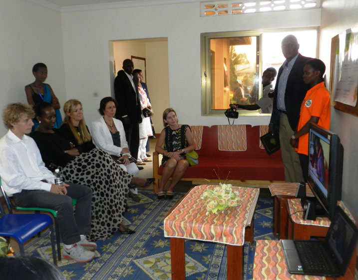 Madame Jeannette Kagame yasuye urugo rwo muri uyu mudugudu maze yerekwa filime, aho abana bavuga aho bavuye n'aho bageze.