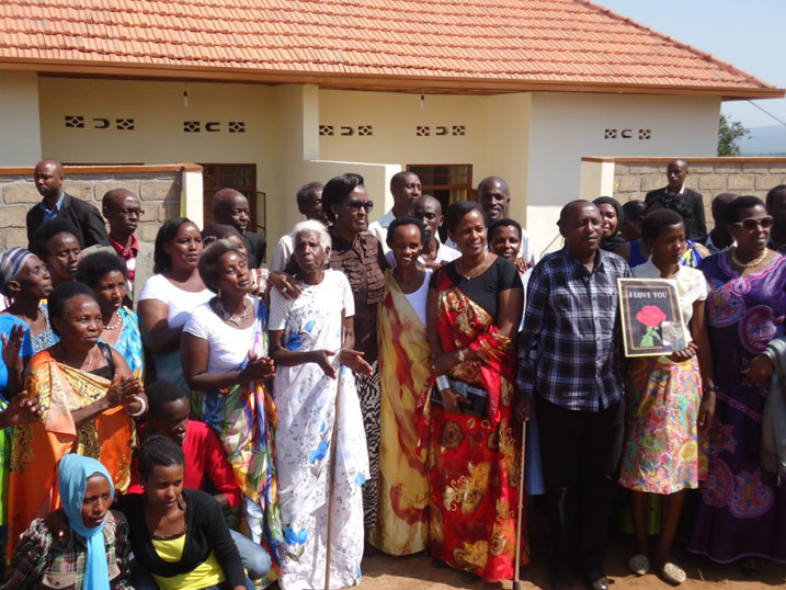 Madamu Jeannette Kagame yafashe ifoto y'urwibutsi n'abapfakazi ba Jenoside bubakiwe amazu mu murenge wa Mageragere.