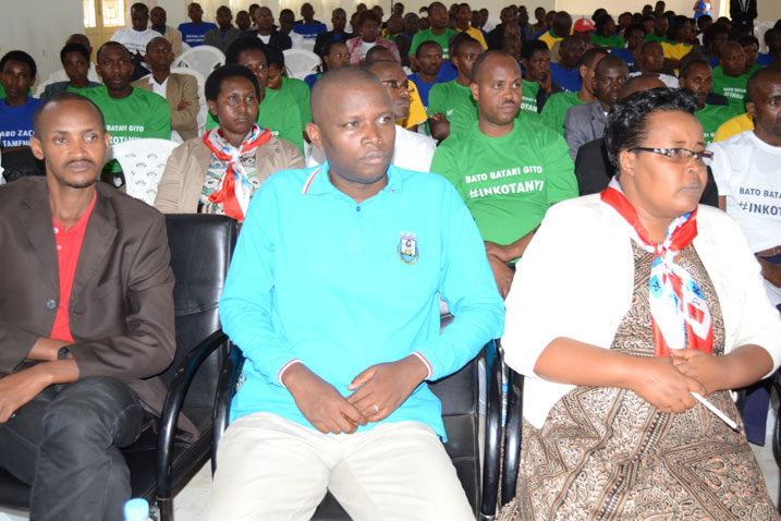 Madamu Kayitesi Immaculée (iburyo) ushinzwe imitwarire mu muryango wa FPR Inkotanyi mu karere ka Nyanza.