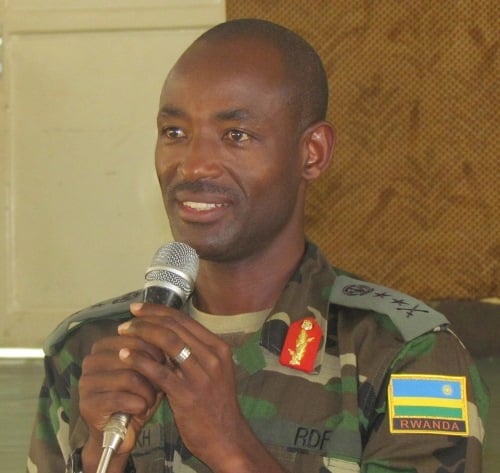 Maj.Gen Mubaraka aganira n'abaturage abasaba gutanga amakuru k'umutekano.