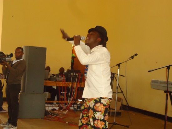 Mani Martin ni we wabanje kuririmba ahagurutsa abari muri salle bose ubwo yaririmbaga indirimbo Icyo dupfana kiruta icyo dupfa.