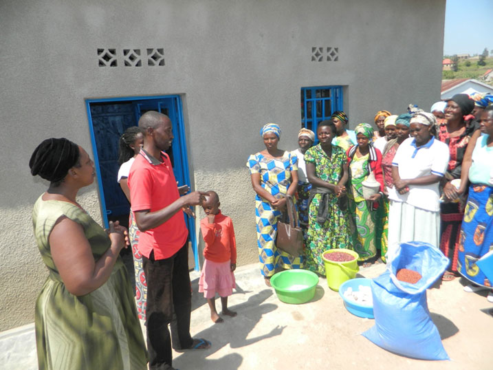 Manihura David n'umuryango we bakira abaturanyi babazaniye imyaka.