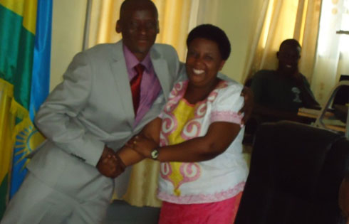 Manirakiza mu byishimo n'umugore we nyuma yo guhabwa ubwenegihugu bw'u Rwanda.