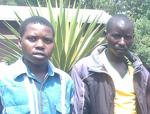 Mapendo wambaye ishati y'ubururu ari kumwe n'Umunyarwanda wari mu ngabo za Congo.