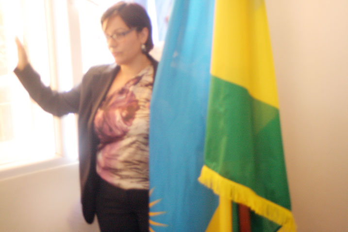 Umutaliyanikazi Giovanna ubwo yarahiriraga kuba Umunyarwanda.