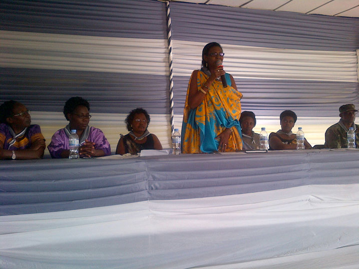 Mary Ashimwe waturutse muri Unity Club yashishikarije abacitse ku icumu kudaheranwa n'agahinda ahubwo ko bagomba gukora bakiteza imbere.