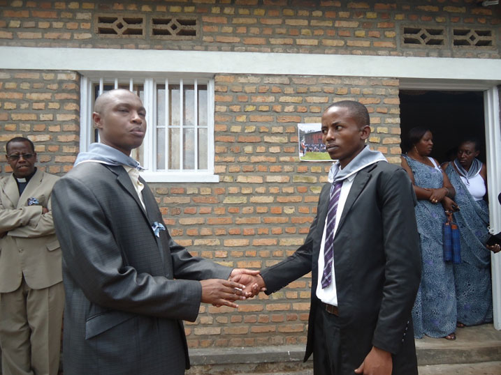 Mashyaka Jacques ashyikirizwa imfunguzo z'inzu yubakiwe na IPRC East.