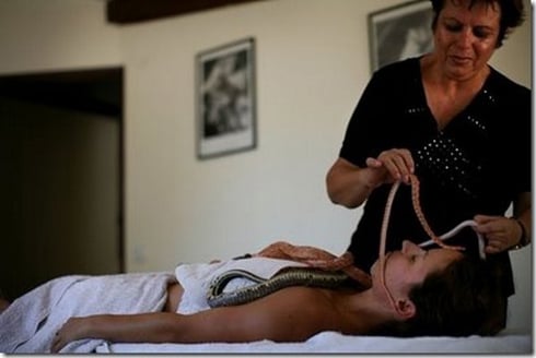Umuntu urimo gukorerwa massage hakoreshejwe inzoka.