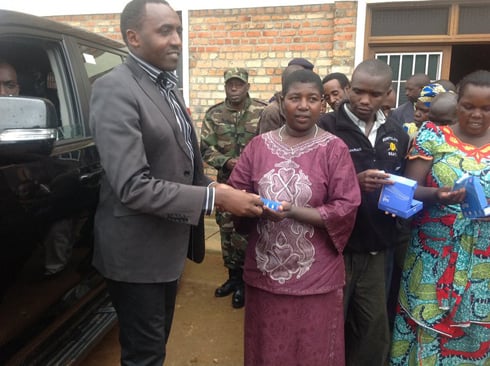Umuyobozi w'akarere ka Nyamagabe ashyikiriza umukuru w'umudugudu terefone.
