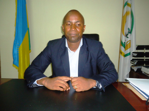 Umuyobozi w'akarere ka Nyabihu, Twahirwa Abdoulatif, yemera ko uwakoze agomba guhembwa gusa ngo wasanga amafaranga ataraboneka. 