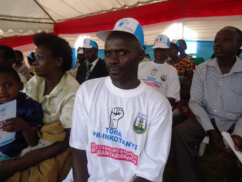 Mbanabo J Damascene yambaye ibirango bya RPF ngo kuya 16 09 2013 hatinze kugera ngo atore RPF.