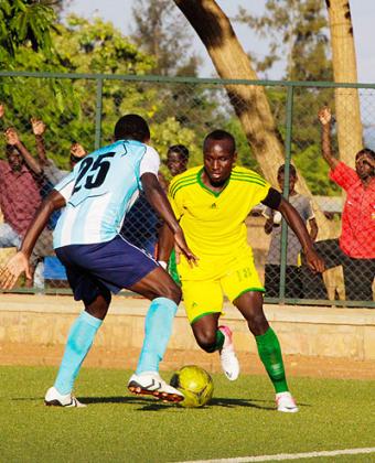 Mbaraga Jimmy (wambaye umuhondo) niwe watsindiye AS Kigali ariko aza guhabwa ikarita y'umutuku yamuvanye mu kibuga.