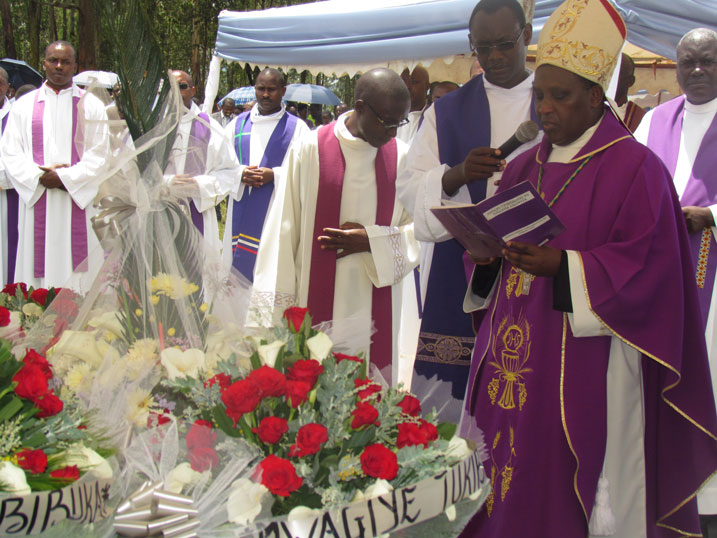Mbere yo gushyingura iyo mibiri habanje kuba igitambo cya misa cyatuwe n'umushumba wa diyosezi ya Kibungo Musenyeri Antoine Kambanda.