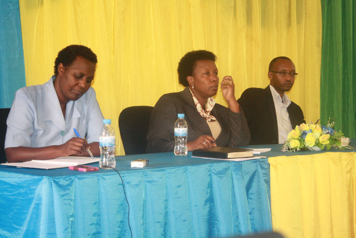 Meya Mutakwasuku (hagati) yatangaje ko adashyigikiye abakozi badatanga amakuru.