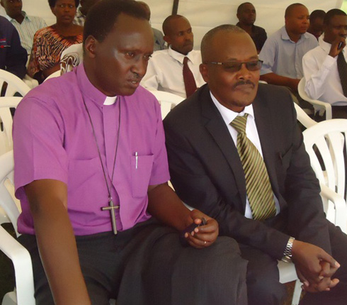 Mgr. Brindabagabo wa EAR Gahini na George Gitau ukuriye World Vision mu Rwanda.