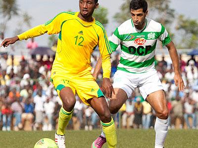 Mico Justin wigaragaje mu mikino ubanza, niwe uzongera akine mu mwanya wa Ndikumana Bodo, afatanyije na Jimmy Mbaraga.