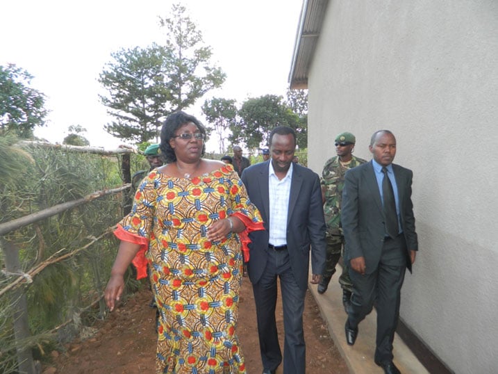 Minisitiri wa MIDIMAR, Guverineri w'intara y'Amajyepfo n'umuyobozi w'akarere ka Kamonyi batambagira ku mazu yubakiwe abirukanwe muri Tanzaniya batujwe mu murenge wa Rukoma.