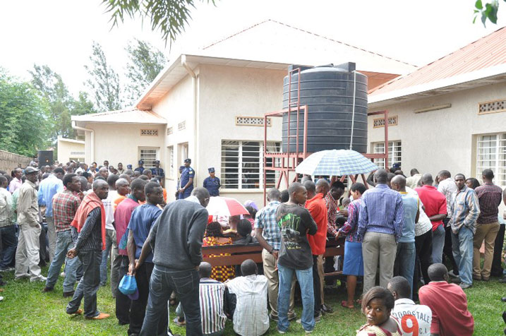 Icyumba urubanza rwabereyemo cyabaye gito bamwe barukurikiranira hanze.