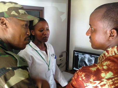 Dr Major Kayondo King we ati nishimiye kuza kuvura abantu b'aho nkomoka. Hano arasobanurira mayor wa Karongi imikorere y'imodoka irimo icyuma gipima (radiographie). 