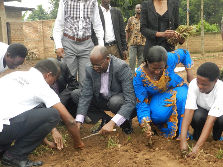 Minisitiri Musoni yifatanyije n'intore ziri ku rugerero gutera ubusitani i Nyarusange muri Rwamagana.