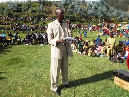 Umunyamabanga nshingwabikorwa w'umurenge wa Manihira yabwiye abaturage ko bagomba kwibungabungira ibikorwa remezo harimo n'ikibuga bakenera cyane.