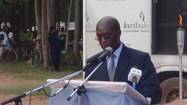 Minisiti Murekezi arasaba Abanyamuhanga kwikura mu twe ibyo bigishijwe cyera.