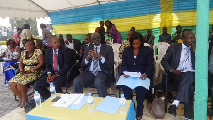 Minisitir w'ubutabera hamwe na bamwe mu bayobozi b'Intara y'amajyepfo mu muhango wo kurahioza ba noteri b'ubutaka muri iyi Ntara.