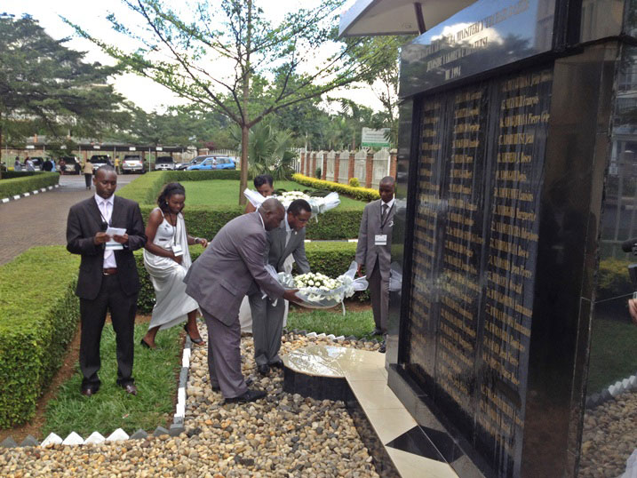 Minisitiri Dr. Biruta ari gushyira indabo ku rwibutso rw'abakozi bakoreraga MINEDUC mbere ya Jenoside.