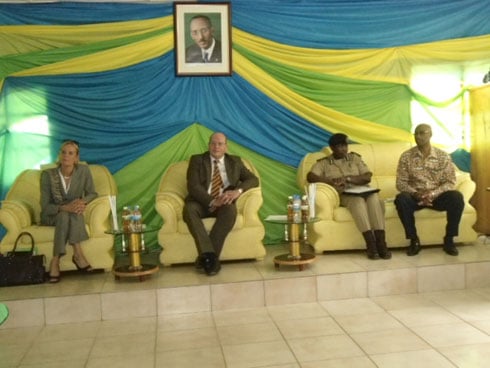 Uhereye ibumoso: Madamu Margarita Leoni Cuelenaere uhagarariye u Buholandi mu Rwanda, Minisitiri Fred Teeven, Komiseri Mukuru Wungirije mu kigo cy'igihugu gishinzwe imfungwa n'abagororwa, DCG Mary Gahonzire n'umunyamabanga Uhoraho muri Minisiteri y'umutekano mu gihugu, Amb. Munyabagisha Valens.