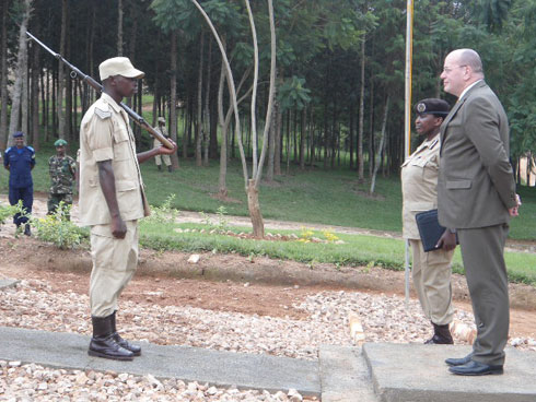 Minisitiri Fred Teeven yakiriwe mu buryo bw'icyubahiro.