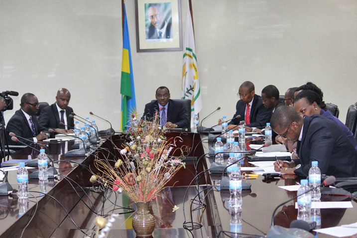 Abayobozi batandukanye bitabiriye ikiganiro cyasobanuwemo uko kugurisha impapuro mvinjwamafaranza zaguzwe.